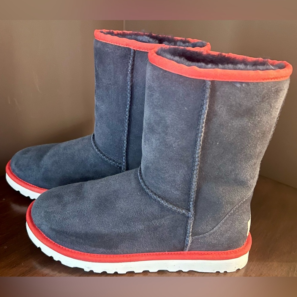 UGG SHORT BOOTS
RED, WHITE & BLUE CUSTOM BOOTS
SIZE 6
LIKE NEW